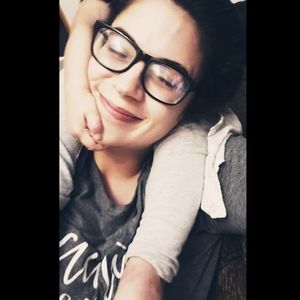 Meet your Posher, Lora